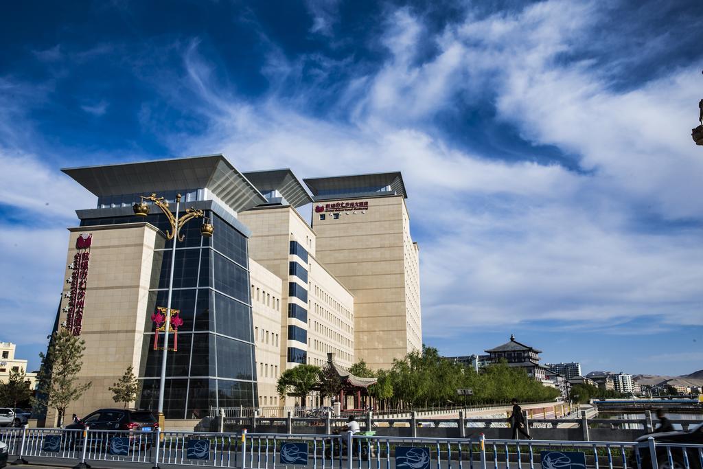 Grand Soluxe Hotel Dunhuang Bagian luar foto